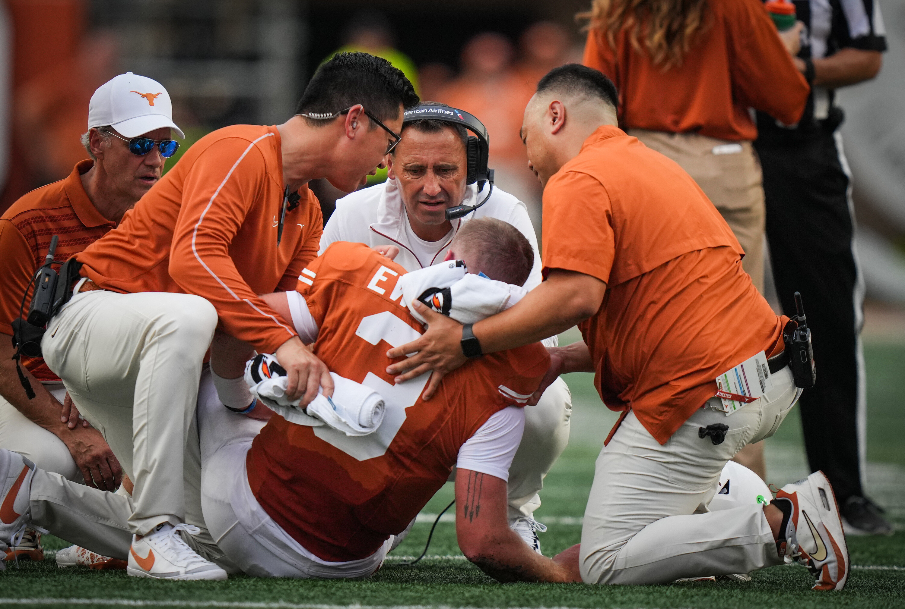 Texas QB Quinn Ewers departs with strained abdomen and Arch Manning